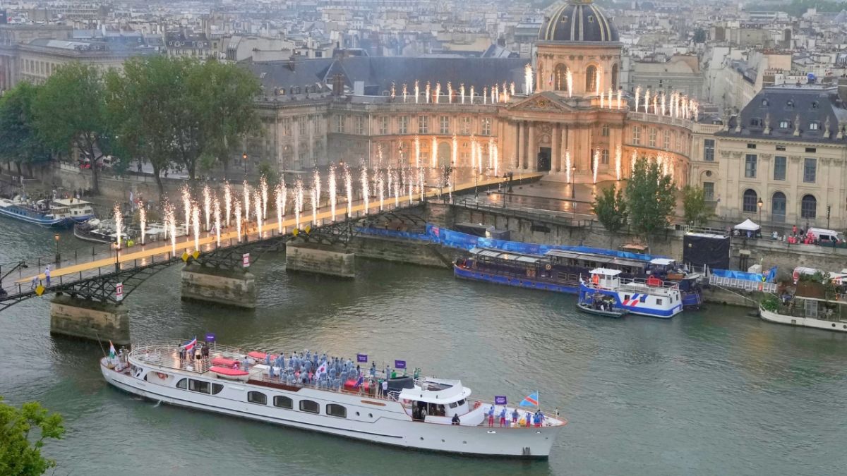 بحضور زعماء ومشاهير.. افتتاح أولمبياد باريس 2024 1 أثار العرض عدّة تساؤلات وتقلّبات، منذ نشوء فكرة ترك موقع الملعب "الآمن" لمصلحة زرع المدرّجات على ضفاف النهر