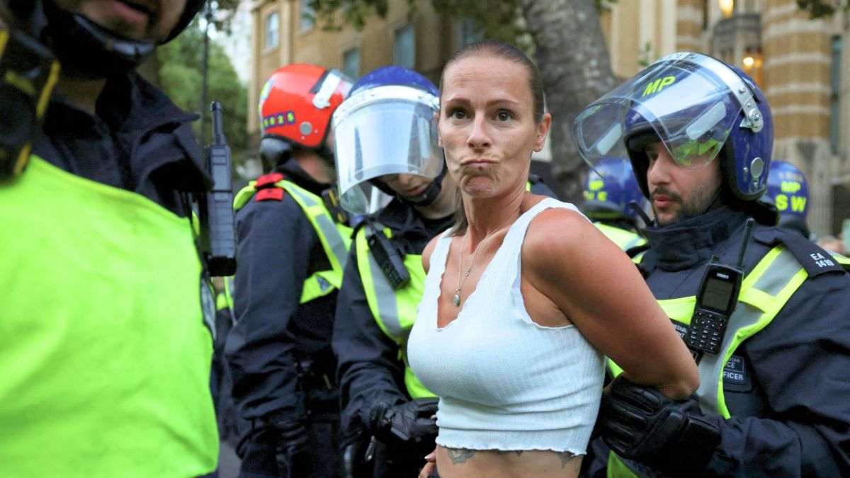 على خلفية مقتل 3 فتيات.. الدعاية الروسية تعرض المهاجرين للخطر 3 على خلفية مقتل 3 فتيات.. الدعاية الروسية تعرض المهاجرين للخطر في بريطانيا