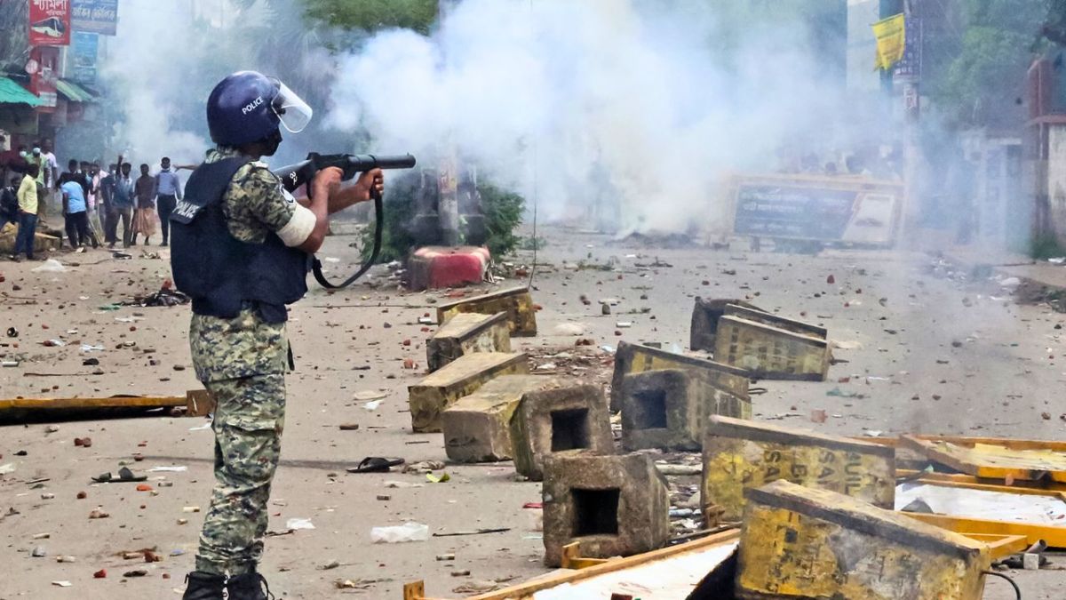 مقتل العشرات في اشتباكات تهز بنغلاديش وفرض حظر التجول