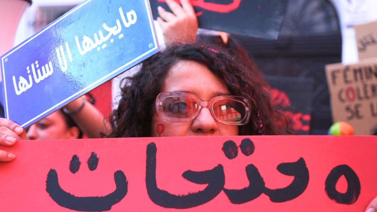 قضت محكمة تونسية بسجن المحامية سنية الدهماني عاما لإدانتها بنشر "أخبار كاذبة"، وذلك بعد شهرين من توقيفها إثر ادلائها بتعليقات ساخرة انتقدت فيها حال البلاد، وفق ما أعلنت عائلتها