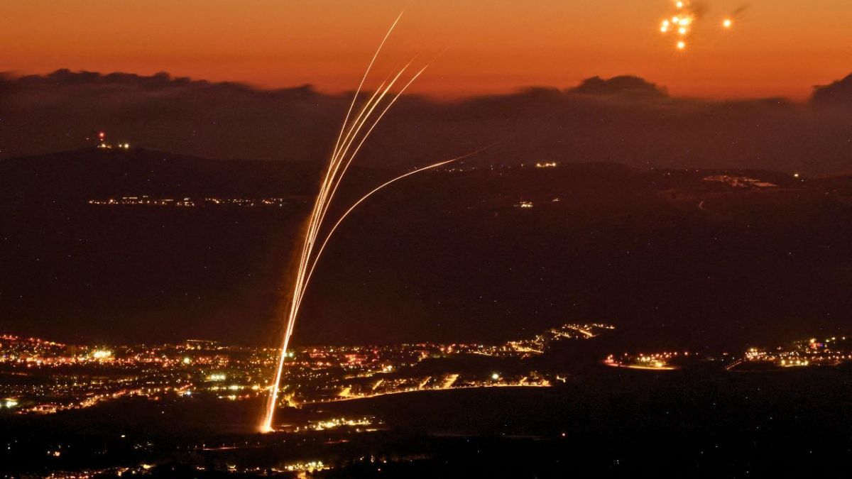 ردًا على اغتيال فؤاد شكر.. حزب الله يستهدف مواقع إسرائيلية بمئات الصواريخ