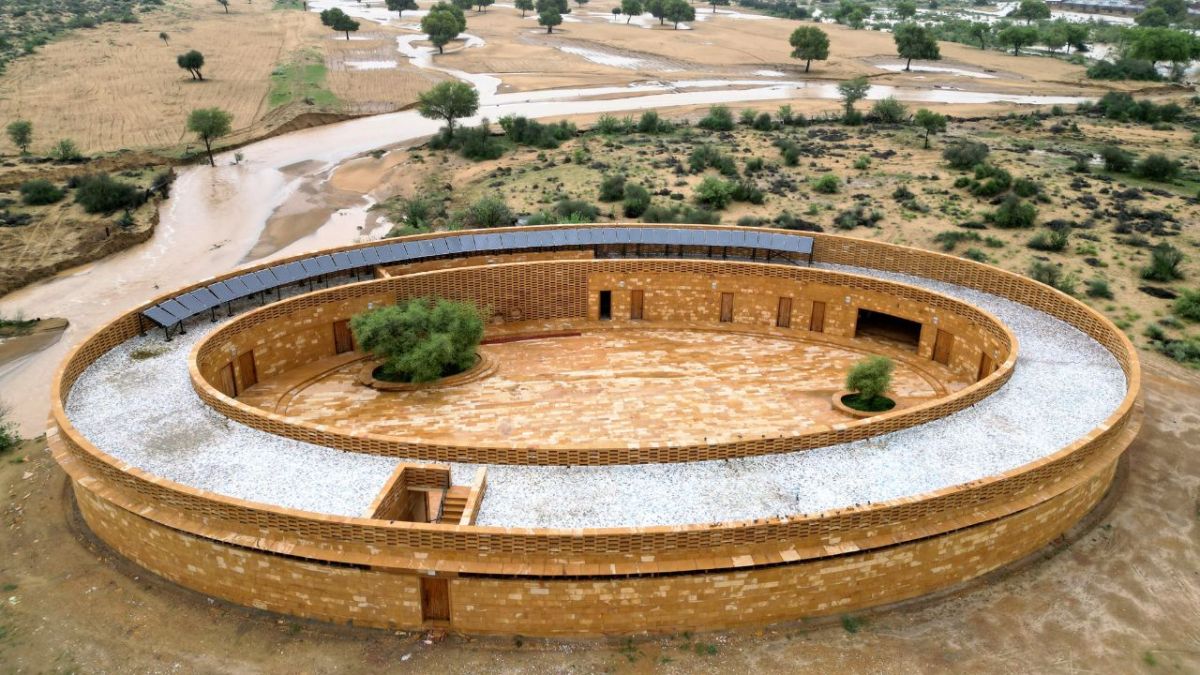 "هندسة معمارية غير عادية".. كيف تتغلب مدرسة في صحراء الهند على الحرارة؟