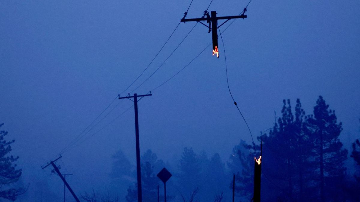 حرائق الغابات في كاليفورنيا تحرق المنازل والمنتجعات وتجبر الآلاف على الإخلاء