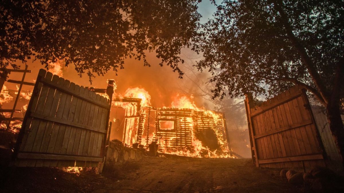 حرائق الغابات في كاليفورنيا تحرق المنازل والمنتجعات وتجبر الآلاف على الإخلاء