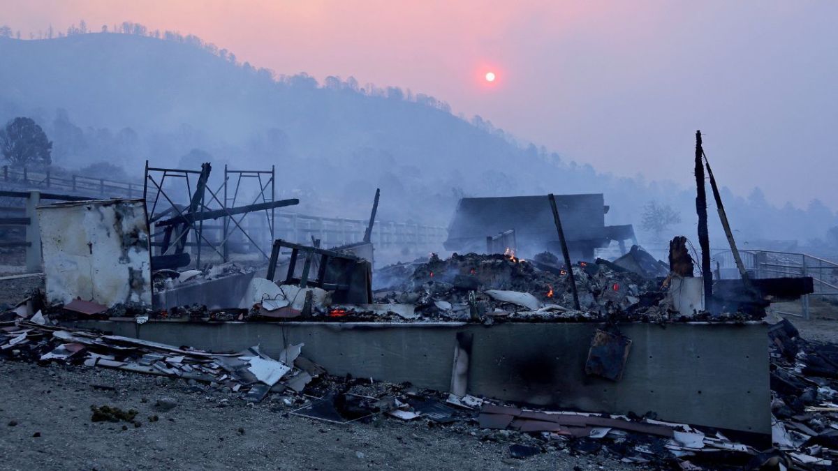 حرائق الغابات في كاليفورنيا تحرق المنازل والمنتجعات وتجبر الآلاف على الإخلاء