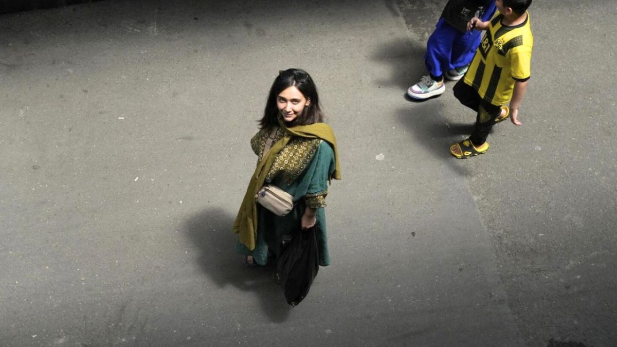 نساء إيرانيات يتحدين نظام خامنئي.. هكذا بدت شوارع طهران في ذكرى وفاة مهسا أميني