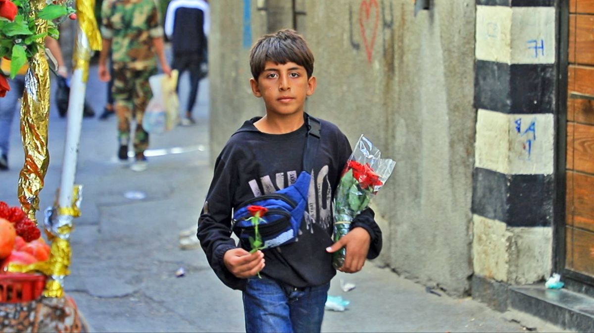 غاندي أثناء بيعه الورد في شوارع دمشق