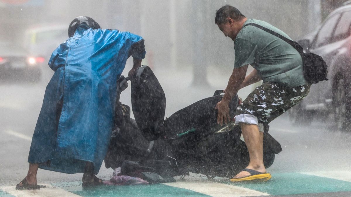 بالصور.. إعصار كونغ ري يضرب تايوان ويخلف ضحية ومصابين