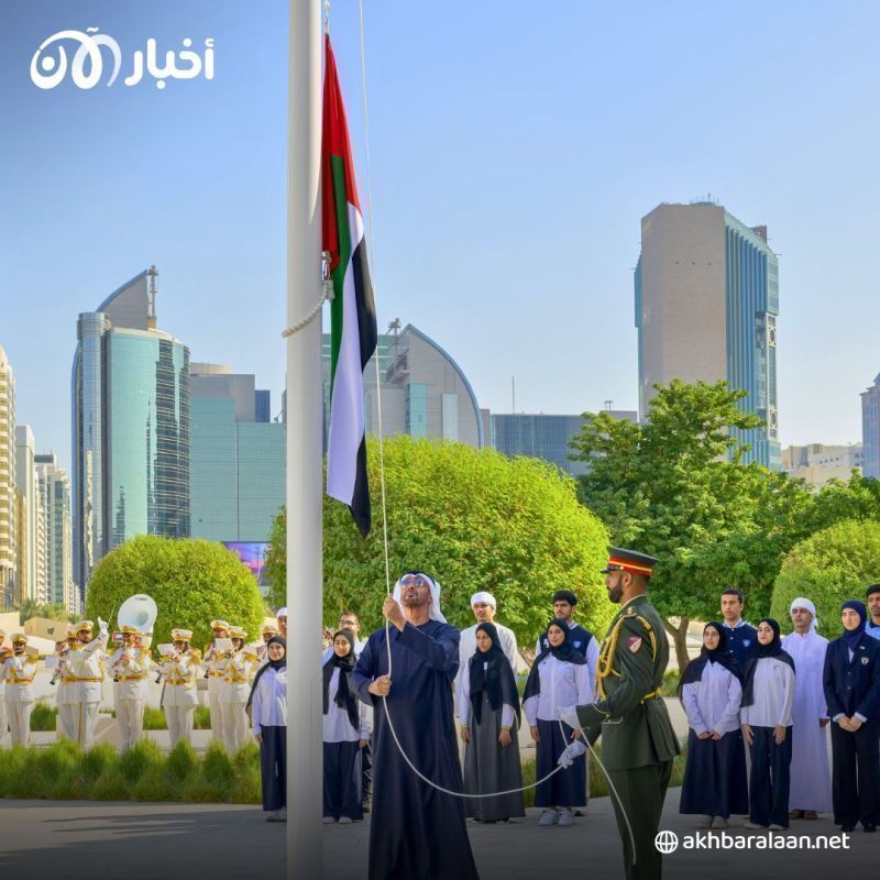 احتفاءً بيوم العلم.. الشيخ محمد بن زايد يرفع علم الإمارات على سارية قصر الحصن