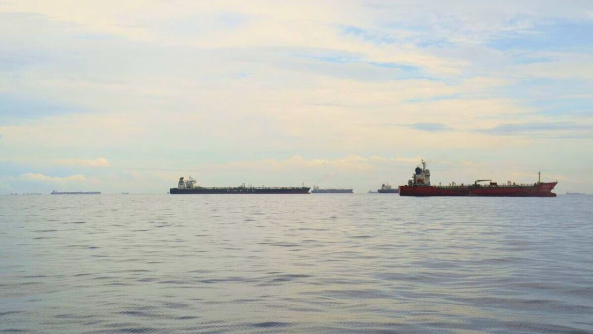 "صناعة الظل".. كيف تُهرب إيران نفطها المحظور إلى الصين عبر "الأسطول المظلم"؟ 1 "صناعة الظل".. كيف تُهرب إيران نفطها المحظور إلى الصين عبر "الأسطول المظلم"؟