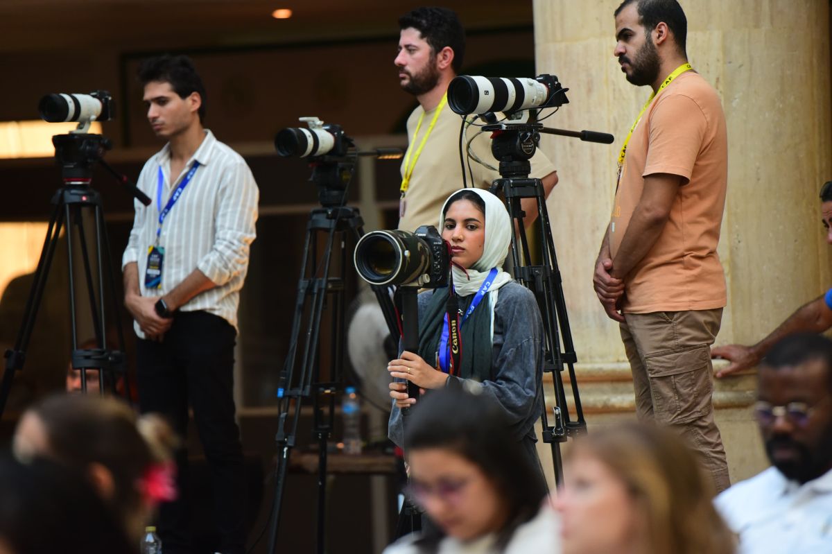 على قمة إفريقيا لكرة القدم ..حكاية "وئام مصطفى" أول مصورة "رسمية" عربية لـCAF 