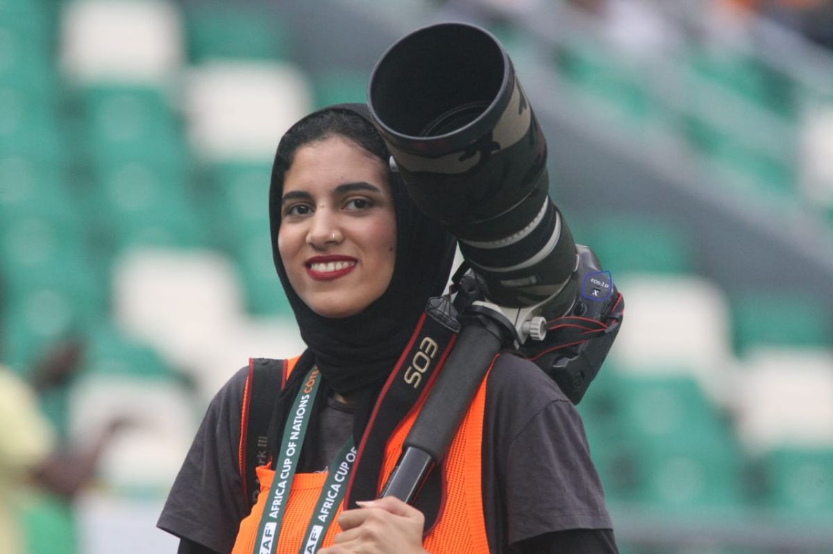 على قمة إفريقيا لكرة القدم ..حكاية "وئام مصطفى" أول مصورة "رسمية" عربية لـCAF 