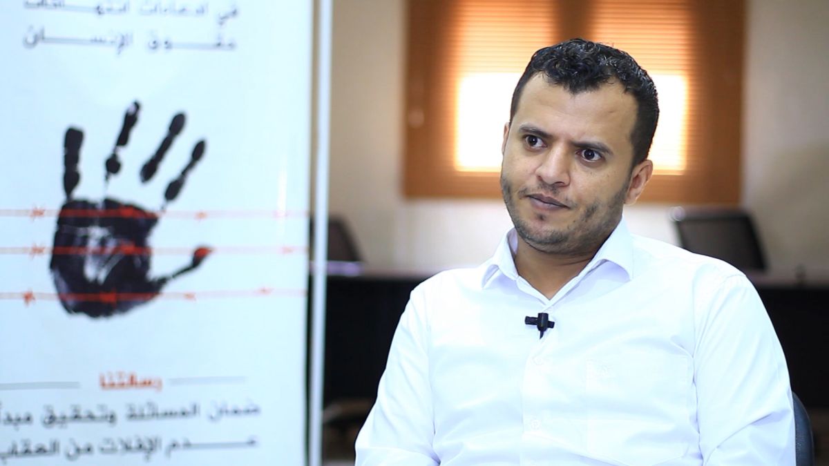نور الدين في مكتبه بمدينة تعز، ديسمير 2024.