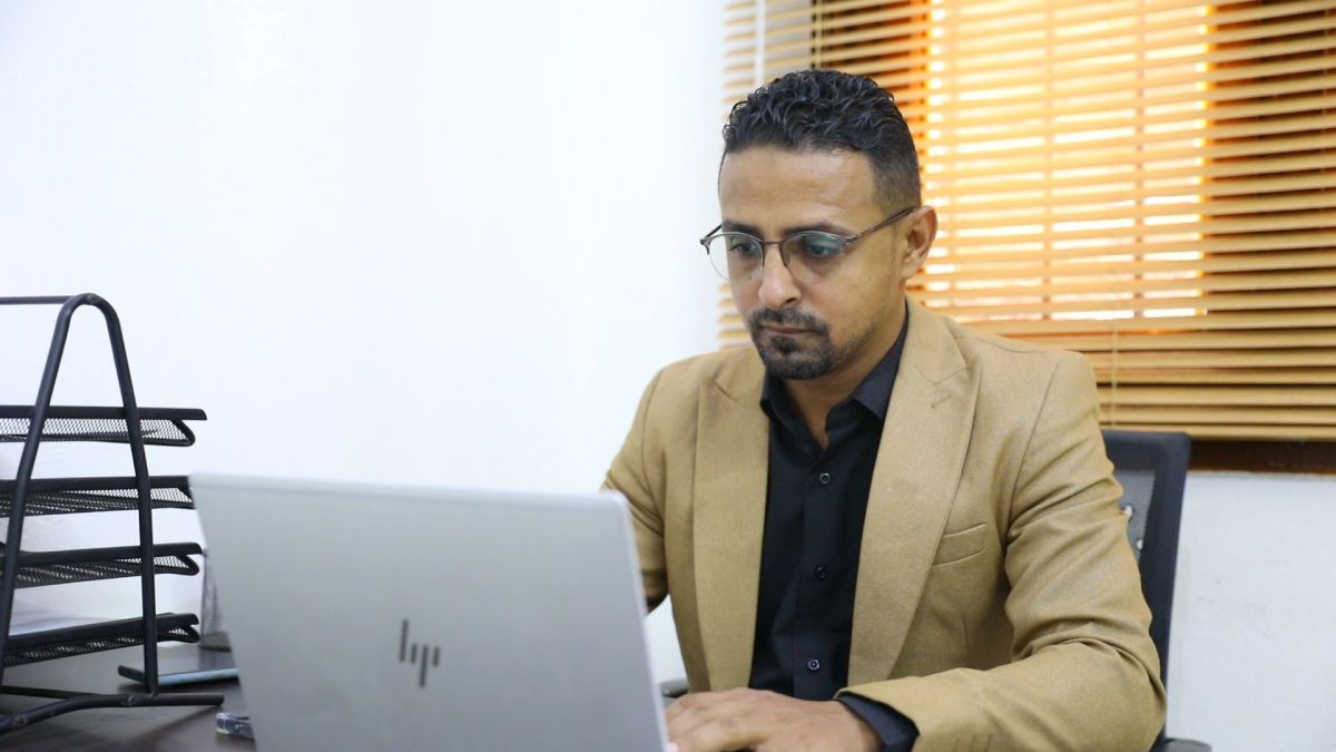 ماهر العبسي أثناء إجراء المقابلة، ديسمبر 2024.