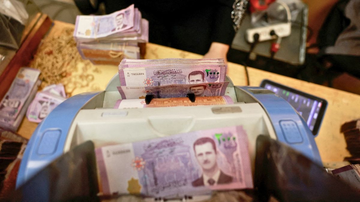 الدولار يباع على قارعة الطريق في سوريا.. هل من ضوابط جديدة؟