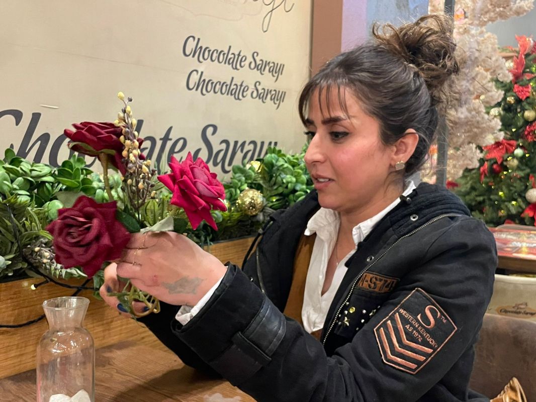 داليا في محل بيع الورود.