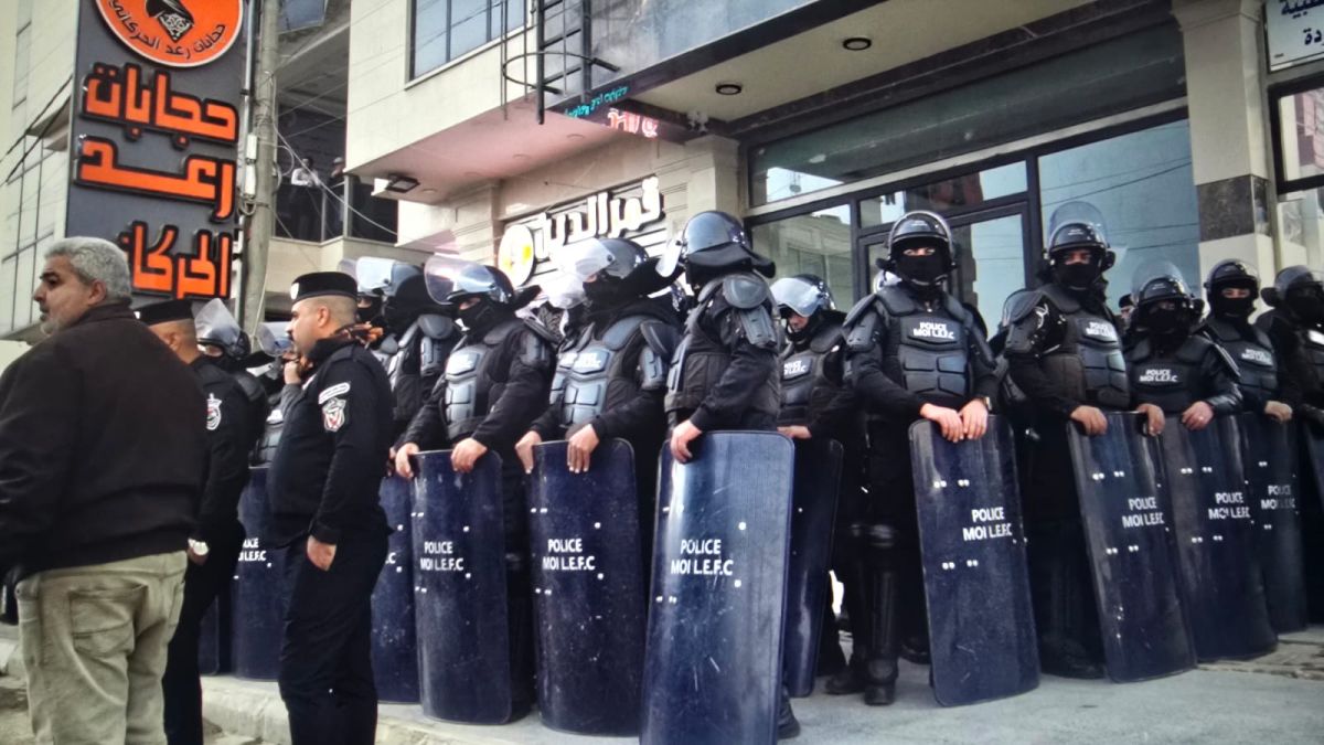 تجمع أمني للتصدي لمظاهرات في منطقة واسط على خلفية تواصل انقطاع الكهرباء على المنطقة، 27 ديسمبر 2024.