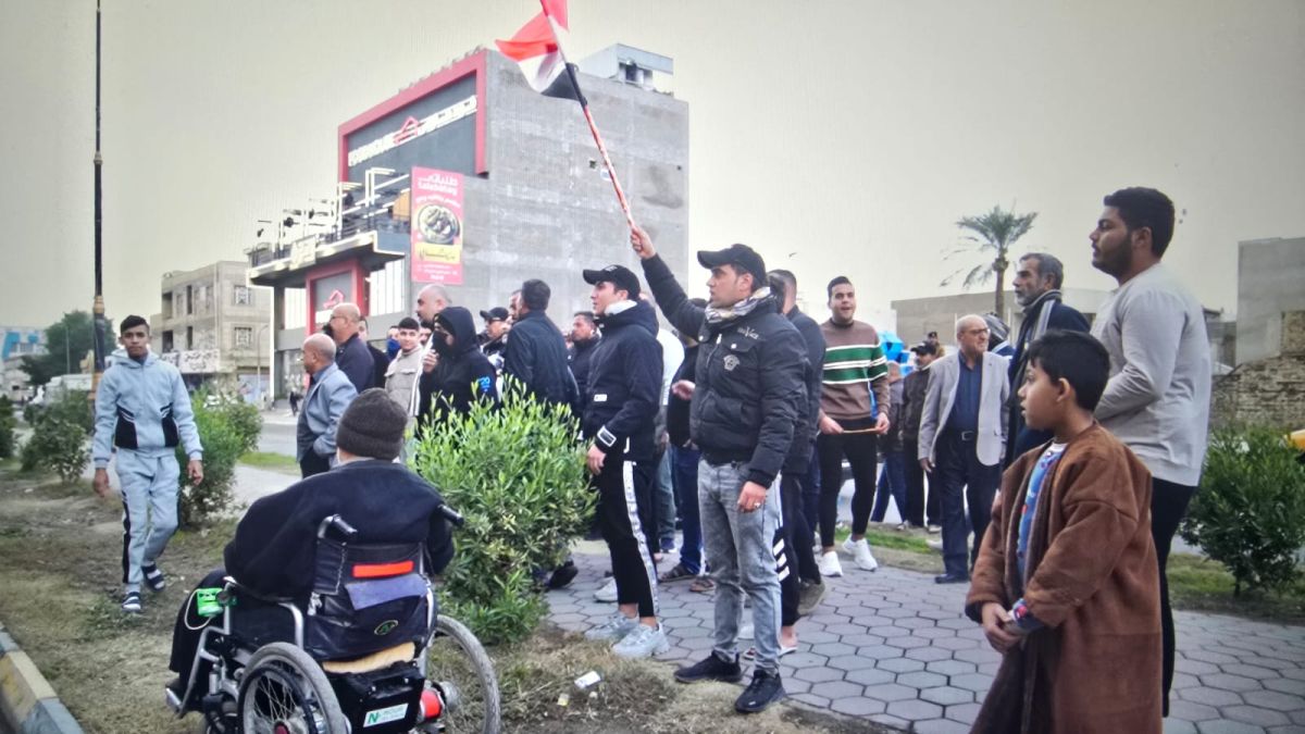 تجمع لمتظاهرين بمنطقة واسط احتجاجا على تواصل انقطاع التيار الكهربائي لأكثر من شهرين، 27 ديسمبر 2024.