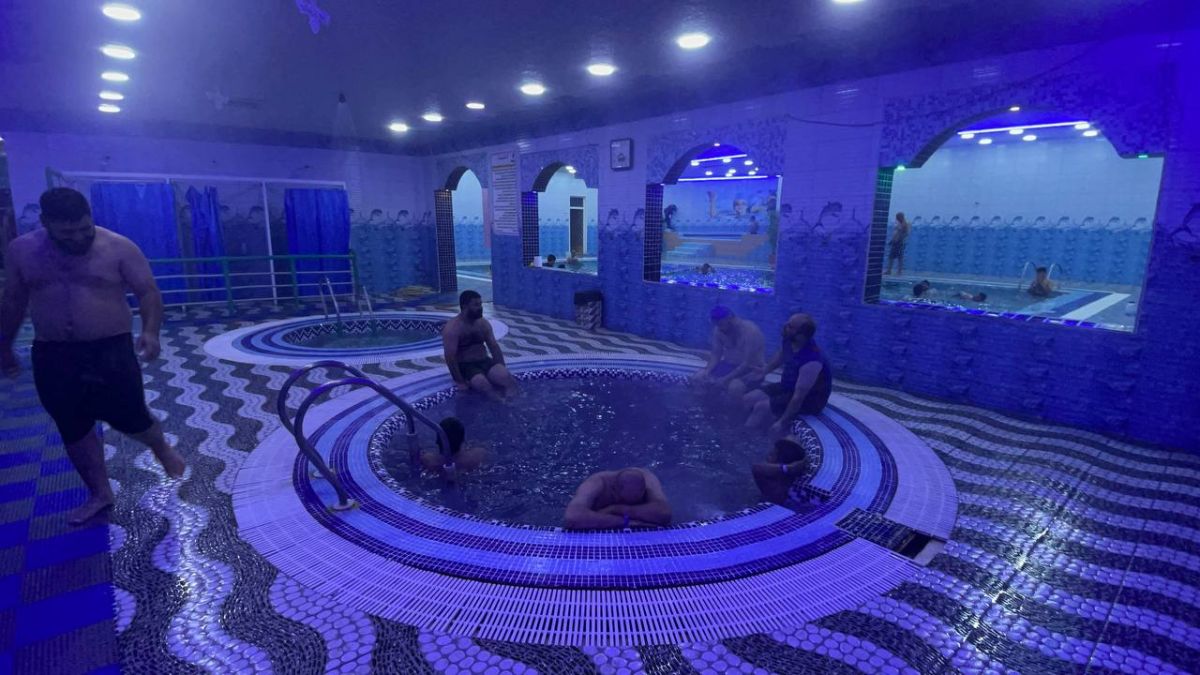 من داخل الحمام الذيي يمتلكه إسماعيل كاظم في النجف العراقية. ديسمبر 2024.