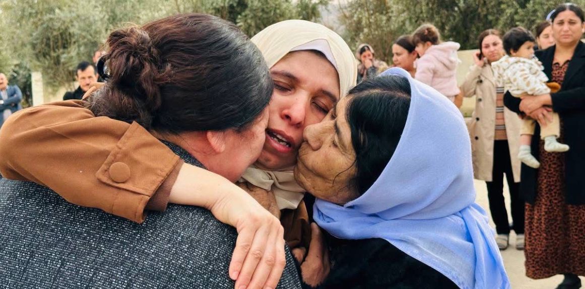 بعد أن بنوا لها قبرا في سنجار.. سيلفانا تعود من براثن داعش بعد 10 سنوات 7 سيلفانا تحتضن أختها بعد عشر سنوات.