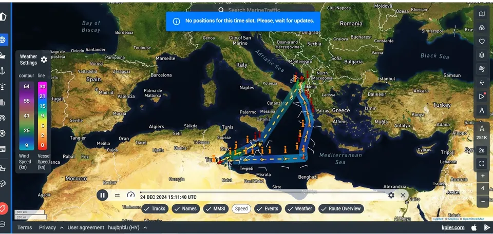 خط إبحار بيسارت في الرحلة الدائرية بين تونس وألبانا تظهر توقفها بالمياه الإقليمية الليبية.