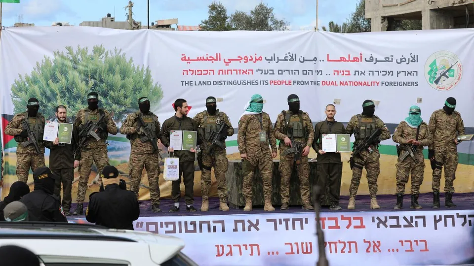 بعد جدل جثة بيباس.. تبادل الأسرى مستمر وترقب للمرحلة الثانية من اتفاق غزة