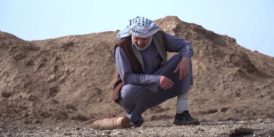 أبو علي في قرية البتران يقلب أحد بقايا الحرب. 