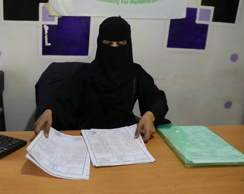 "أحلام" .. امرأة تصنع الحياة والأمل وسط الدمار في اليمن