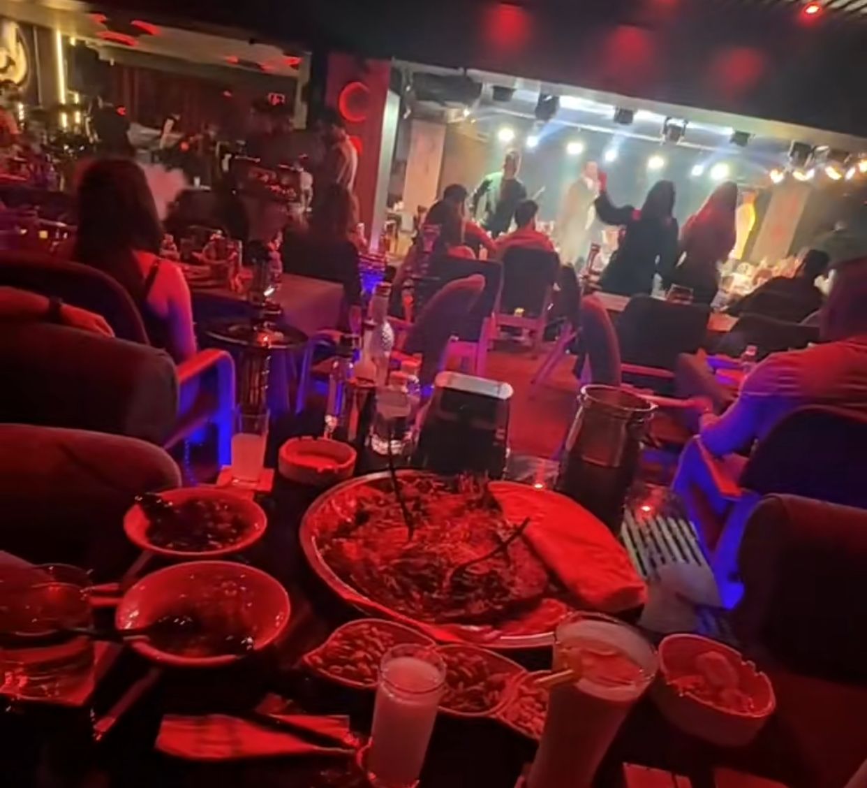 برلمان بلا سيادة: كيف جرّم العراق الكحول تحت عصا النفوذ الإيراني؟ 2 من داخل أحد الملاهي الليلية في بغداد.