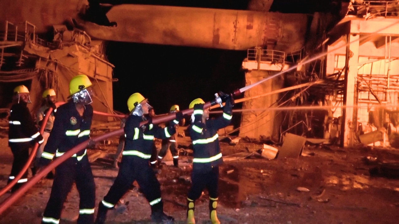 رجال الإطفاء يحاولون إخماد النيران (رويترز)