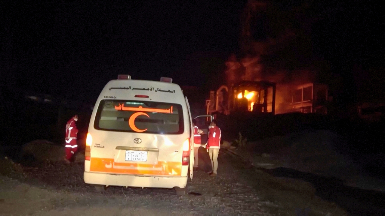 سيارة اسعاف تابعة للهلال الأحمر اليمني (رويترز)