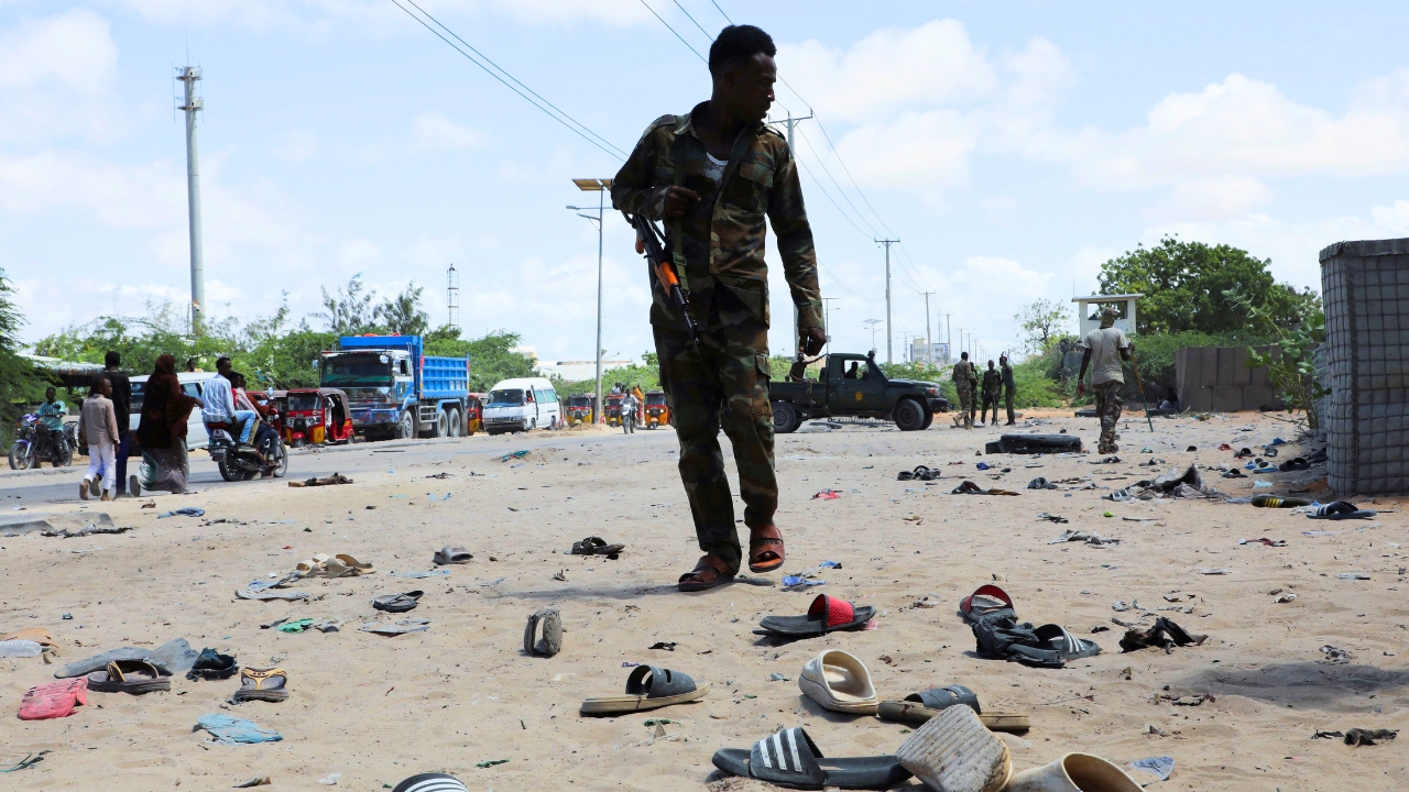 جندي يتفقد موقع التفجير (رويترز)